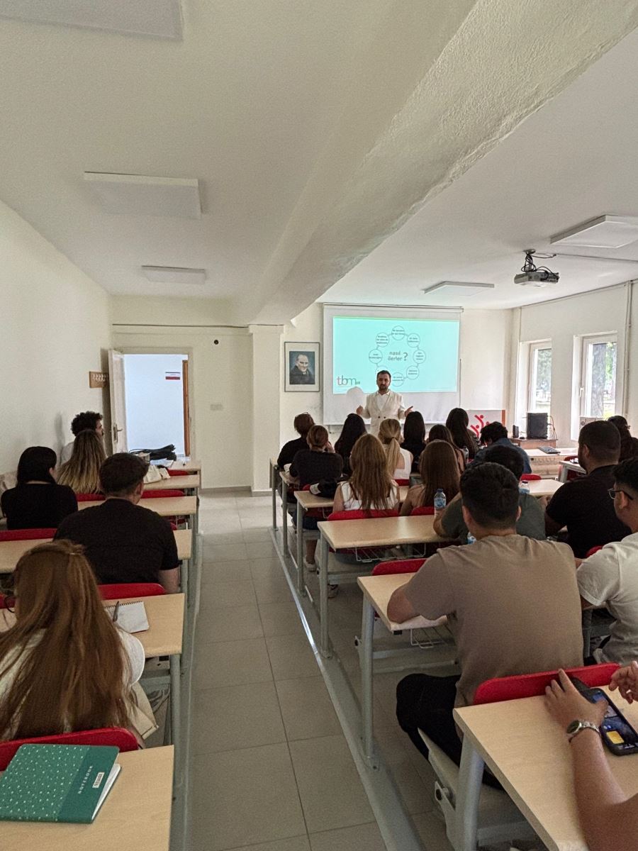 Meslek Yüksekokulumuzda, 08 Mayıs 2025 tarihinde öğrencilerimize yönelik “Türkiye Bağımlılıkla Mücadele” konulu bir seminer düzenlendi. Seminere konuşmacı olarak Köyceğiz Sosyal Hizmetler Merkezi’nde görev yapmakta olan Psikolojik Danışman Ramazan Dovan katıldı. Ramazan Dovan, seminerde bağımlılığın birey ve toplum üzerindeki etkileri, bağımlılık türleri, korunma yolları ve mücadele yöntemleri hakkında kapsamlı bilgiler sundu. Öğrencilerin yoğun ilgi gösterdiği etkinlikte, konuya ilişkin sorular da cevaplandı.